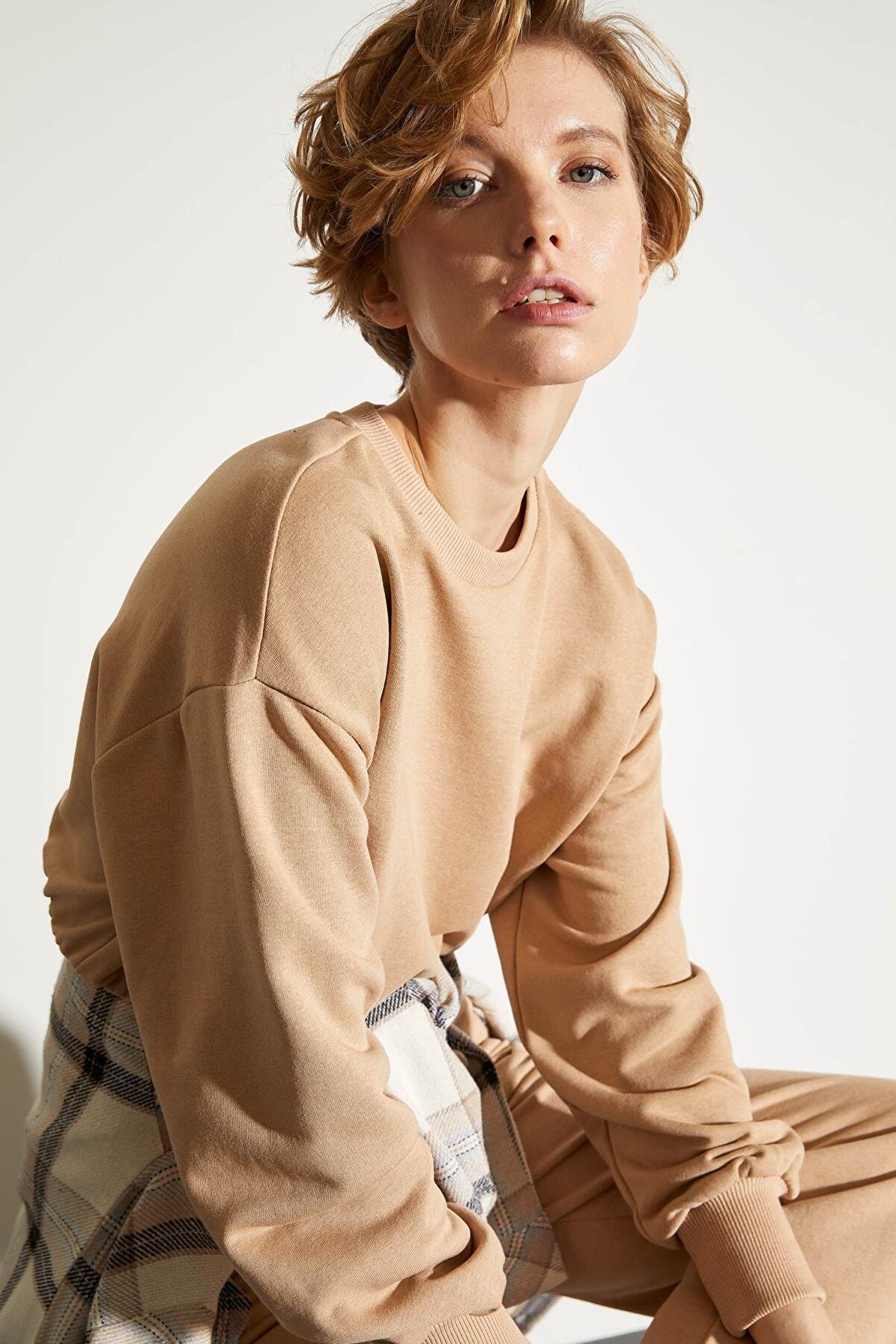 Kadın Bej Dik Yaka Beli Lastikli Crop Sweatshirt